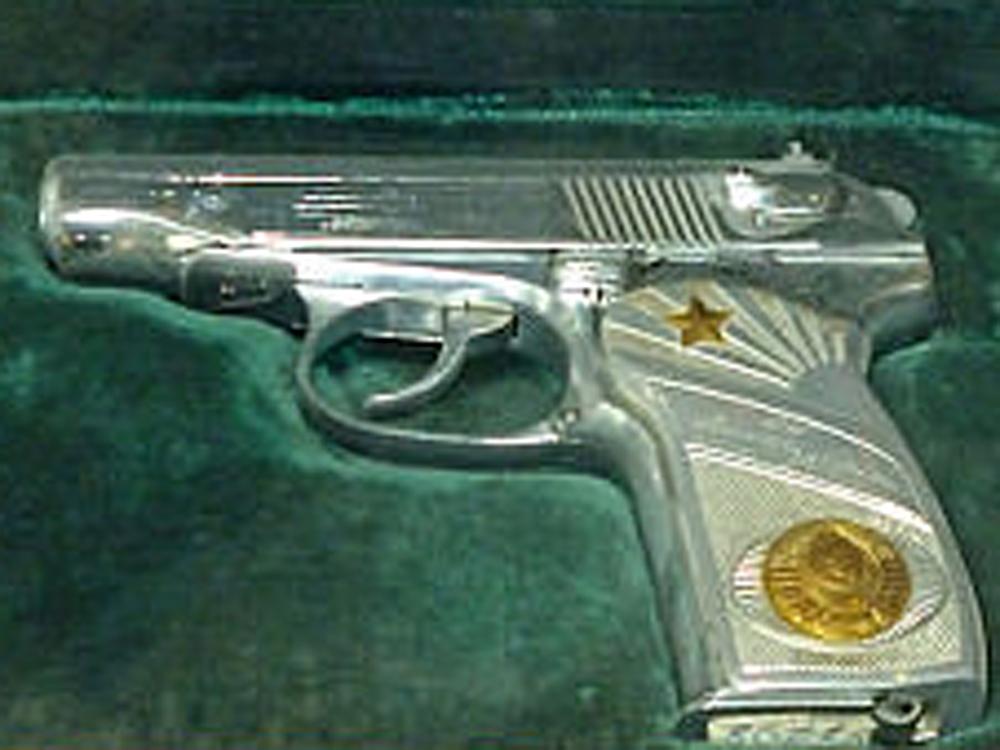 Пистолет Макарова - ПМ  (Подарок маршалу Советского Союза Д.Т.Язову от министра обороны П.С. Грачёва)